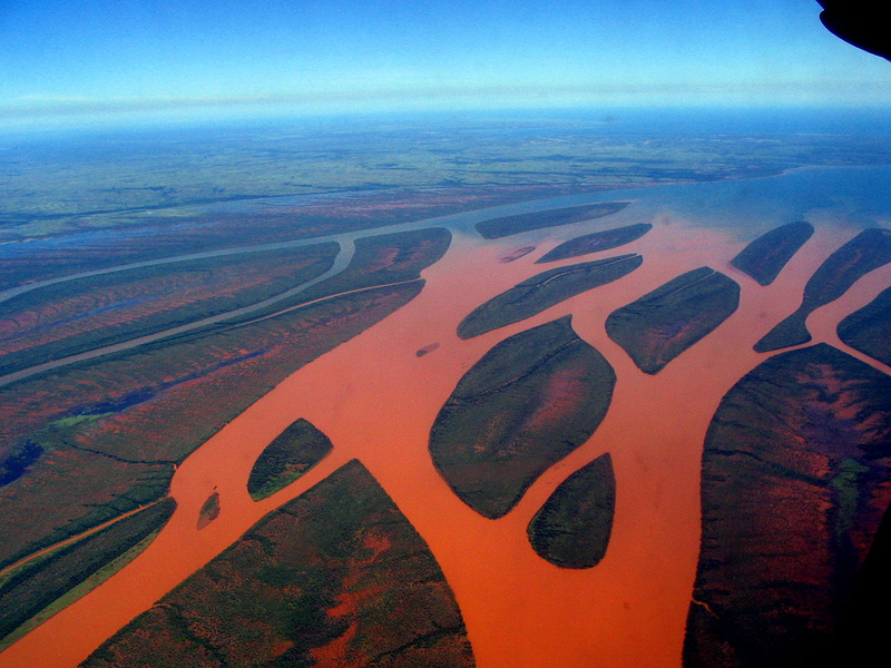 Illustration for article titled Absolutely Stunning Examples Of Lakes And Rivers With Unearthly Colors